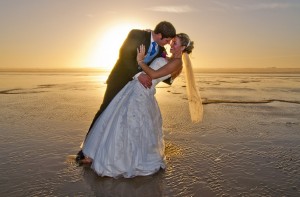 beach-wedding-615219_1280