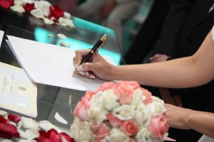 bride-signing-615556_1280