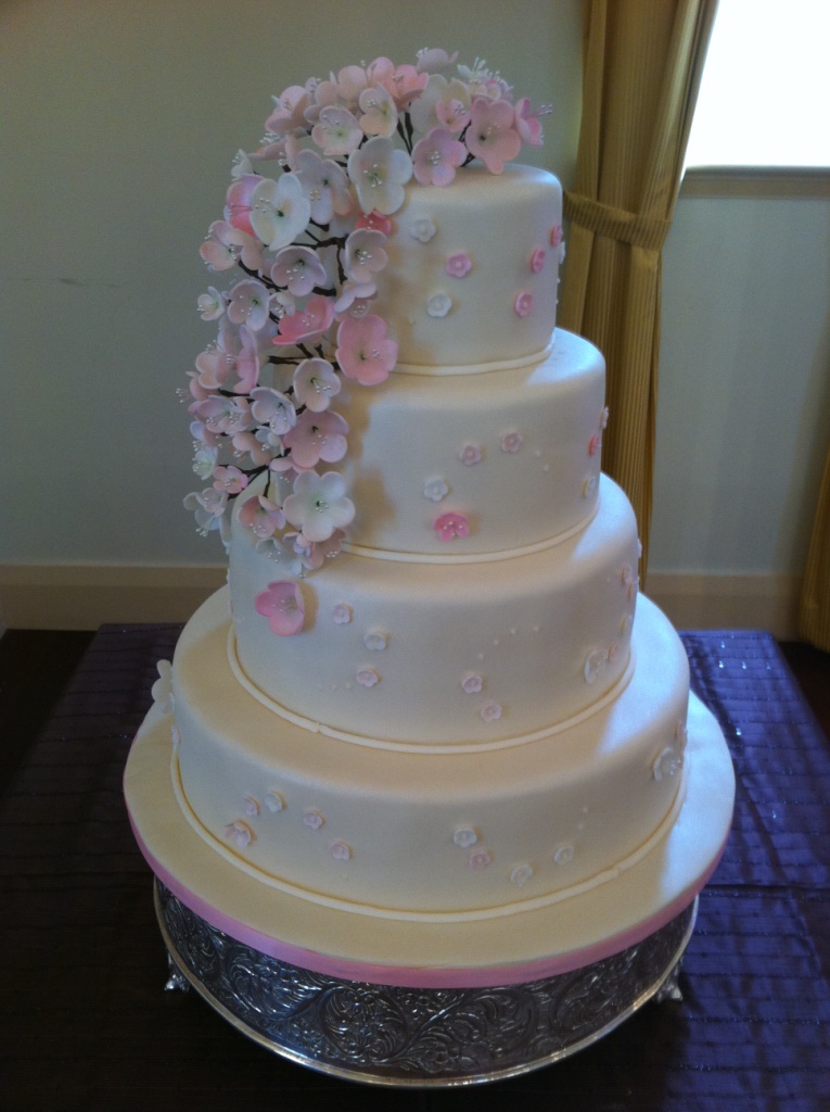 This lovely and elegant wedding cake Cherry Blossoms was designed with 