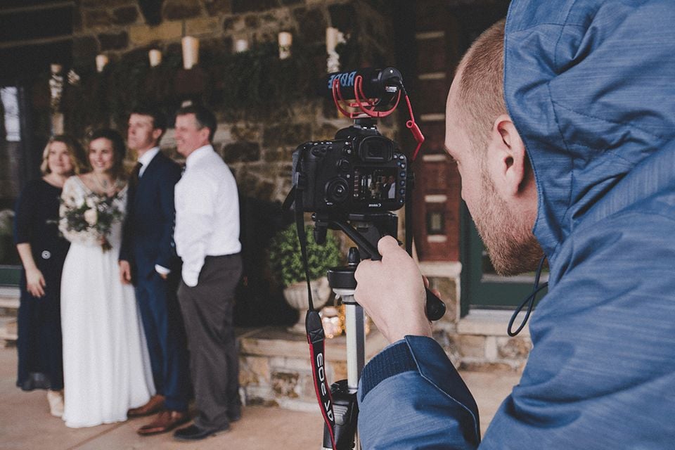 how much do wedding photographers charge