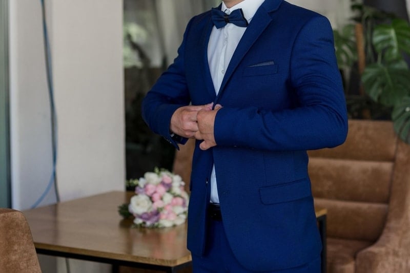 father of the bride wearing royal blue suit for casual wedding dress code