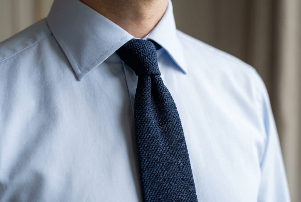 _a-navy-tie-on-a-light-blue-shirt_