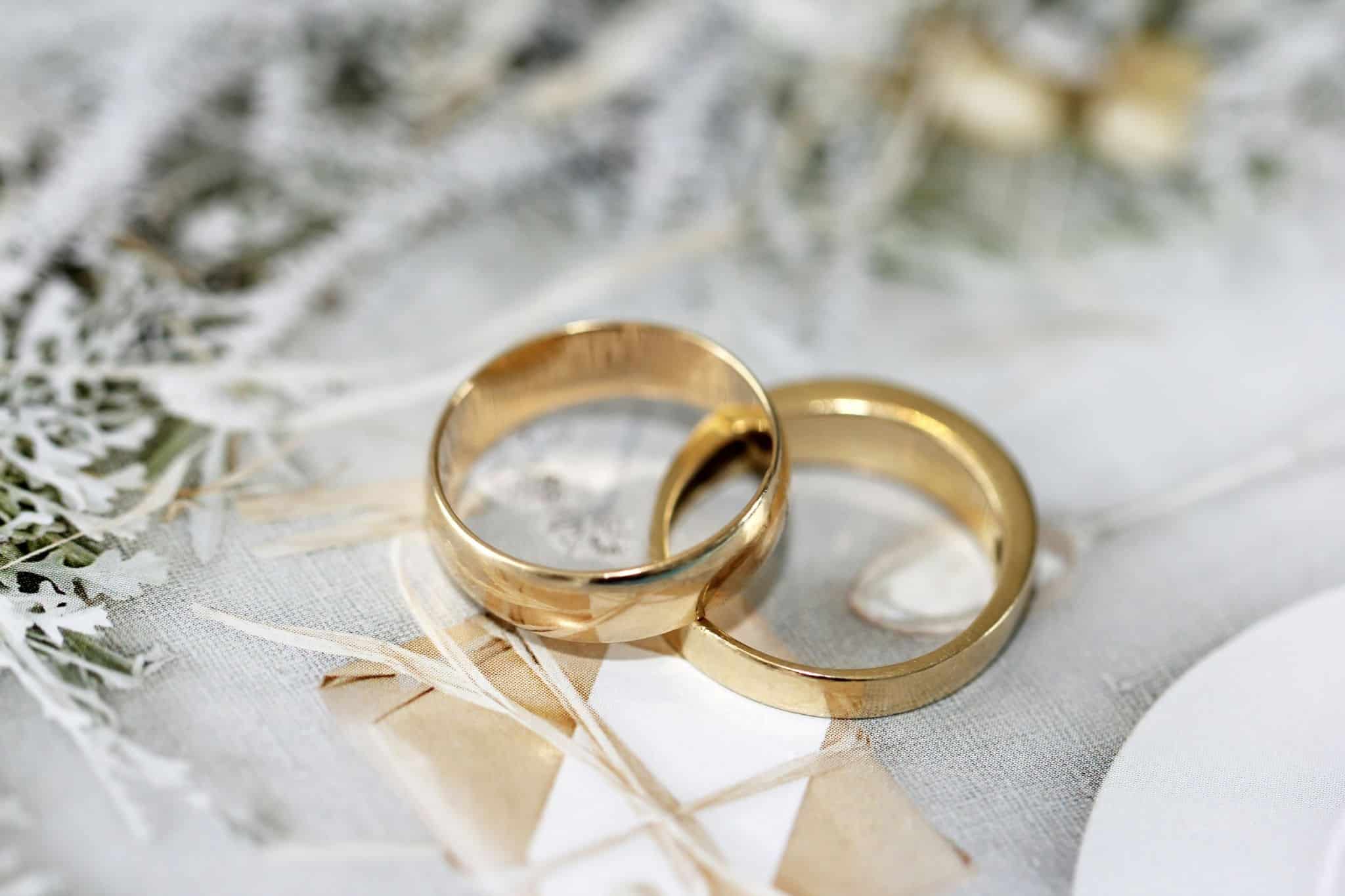 gold wedding band
