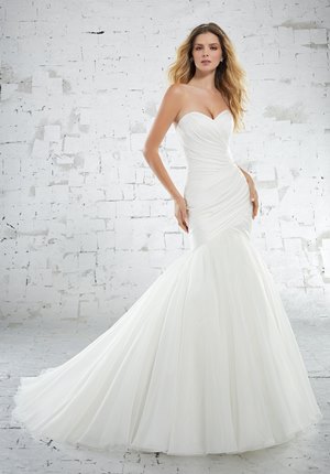 Stay Cool and Chic: A Complete Guide to Sweetheart Neckline Wedding Gowns  [2024]