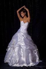 Bridal Dress: Lonos